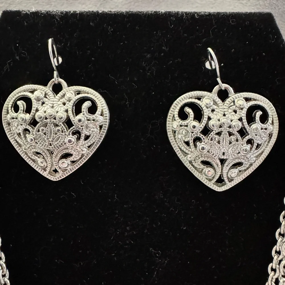 Beautiful Silver Tone Filigree Heart Pendant Necklace and Pierced Earring Set - Picture 3 of 3